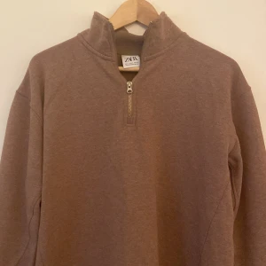 Ziptröja - En snygg beige/brun ziptröja från Zara i stl S.