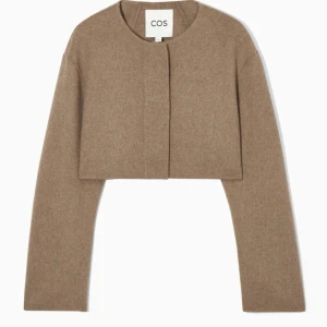 COS jacka - Söker denna jacka från COS i storlek XS/S! 🤎🧸