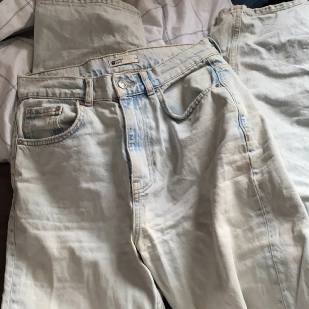 Säljer ett par jättefina Low/mid waist straight jeans Har inte riktigt kommit till användning så skicket är jättebra ingen skråma, fläck eller hål nånstans. Mer info? Mer bilder? Hör av er💕nypris: 499kr🫶🏻bud och prisförslag är tillåtet . Jeans & Byxor.