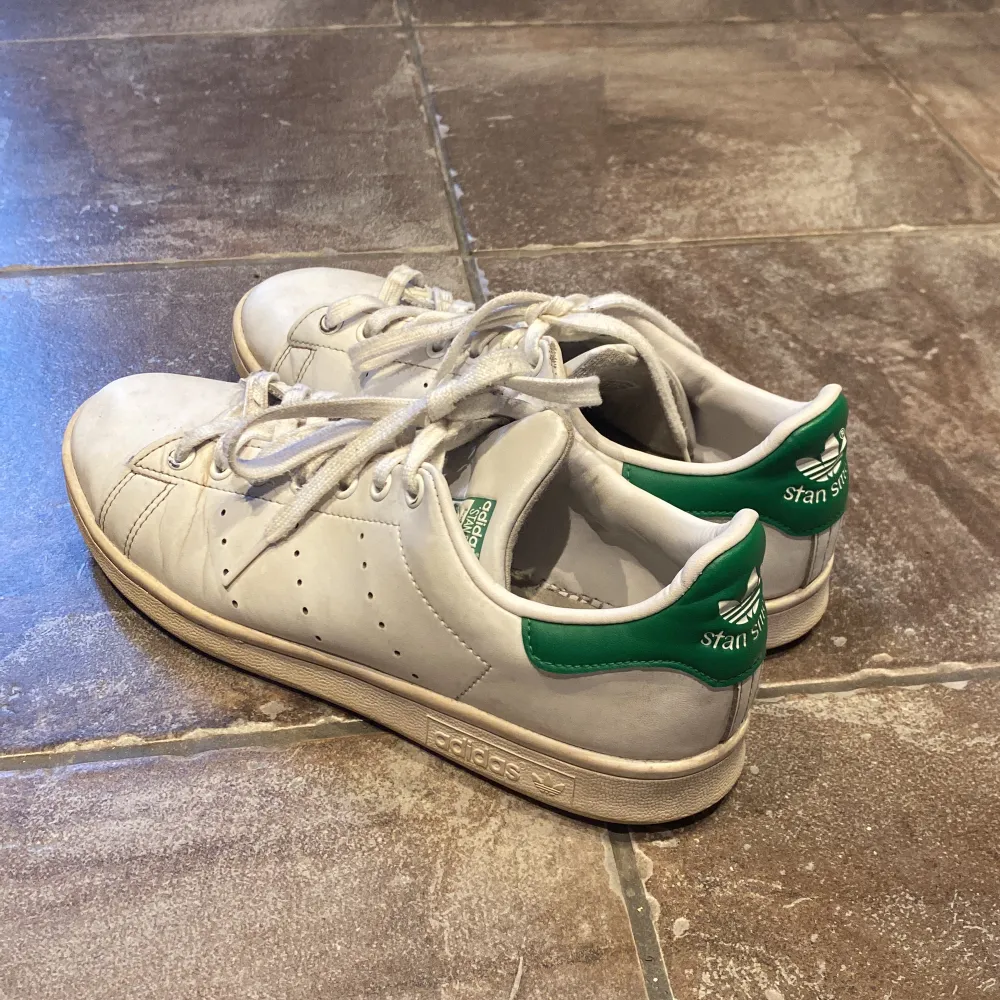 Adidas Stan Smith skor i använt skick men inga skador. De är lite smutsiga och slitna (speciellt snörena) eftersom att de är väl använda men det är inga andra defekter! Pris går att diskutera. Ny pris 1250kr ❤️‍🔥. Skor.