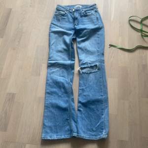 ljusblå jeans från Gina Tricot, midja 64cm och ytterlängd 108cm