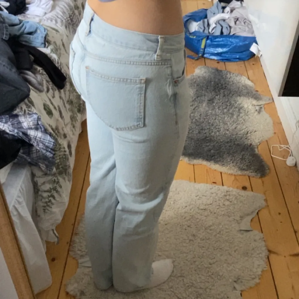 Gina’s perfect jeans i storlek 36/S🫶🏻💕 knabbt använda utan har mest bara hängt i garderoben.. Jeans & Byxor.