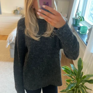 Grå stickad tröja  - Superfin stickad tröja som tyvärr inte passar mig, därav så säljer jag den💕 den är endast använd ett fåtal gånger!!