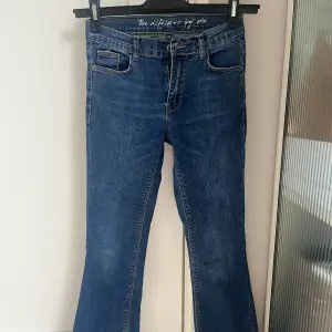 Bootcut och low waist jeans från STACCATO GIRL  med en liten slits dar nere, skriv för fler bilder!