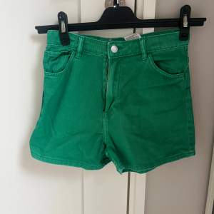 Ett par gröna jeans shorts från hm+frakt 