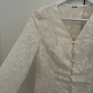 Blus med pärlor💘💘💘 - Supersöt blus med blommigt mönster och pärlknappar, har i två storlekar därav ja säljer den ena! Storlek Xs men skulle säga xs /s❤️