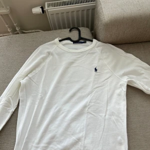 Ralph lauren tröja - En schysst tunn tröja från Ralph lauren i vitt! Passar utmärkt nu när våren och sommaren närmar sig. Enbart använd 1 gång!