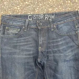 G-Star Raw Denim Men's Jeans Nypris 1.649kr ✅️ (från vår 𝘽𝙀𝙎𝙏 𝙄𝙎 𝙔𝙀𝙏 𝙏𝙊 𝘽𝙀 𝙇𝘼𝙐𝙉𝘾𝙃𝙀𝘿 collection)