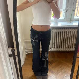 Sjukt snygga mörkgråa bootcut jeans med coola detaljer 