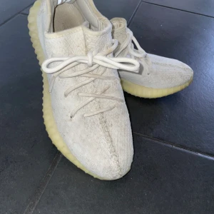 adidas Yeezy Boost 350 V2  - Säljer ett par Yeezys nu som börjar bli för små till mig, som är i bra skick skulle jag säga men är såklart använda ett par gånger, och betalning sker via swish, pris kan diskuteras:)