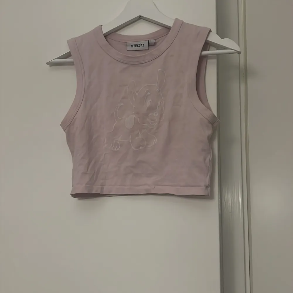 rosa croptop med tryck, bra skick, tajt passform, stretchigt material. skriv privat om ni vill se den på (kan ej lägga ut pga religösa skäl). Toppar.