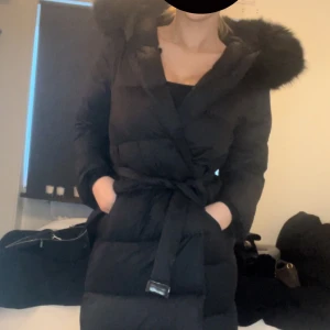 Dunjacka med päls - Lång dunjacka från furstockholm. Köpt här på Plick och använd en vinter av mig. I mycket gott skick! Storlek S men passar även en mindre M. 