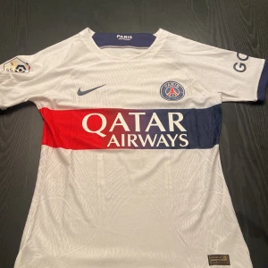 PSG 23/24, bortaställ - Hej, säljer nu min helt nya PSG tröja med Mbappe-7 på ryggen. Eftersom den inte passade mig och gick inte att returnera.  Pris kan diskuteras vid snabb affär! 