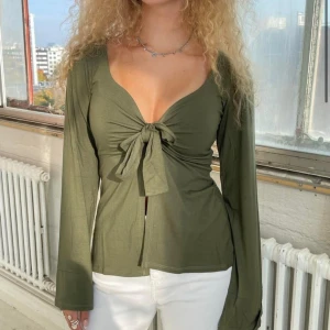 Design by si tröja - Jag säljer nu min topp från design nu si i färgen khaki eftersom den inte kommer till användning. Den är som ny och jag köpte den för 393kr❤️ storlek xs/s