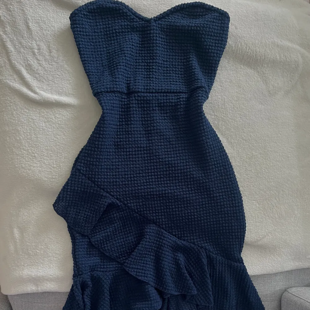 Supersöt mörkblå bandeau klänning i S, perfekt till sommarn❣️. Klänningar.