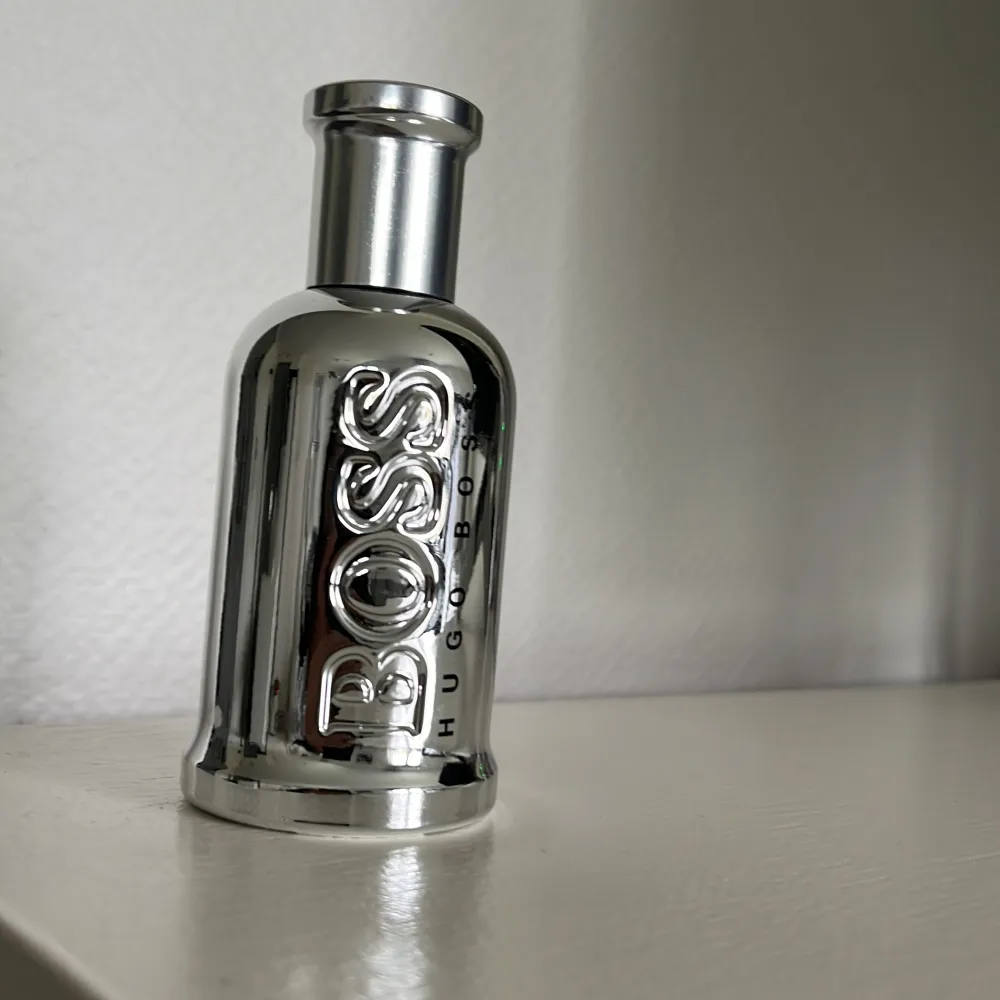 Hugo Boss Bottled United EDT  Endast Testsprutad runt 99% kvar av parfymen Nypris: 850 Mitt Pris: 600 PS. Kan också ta byten. Övrigt.