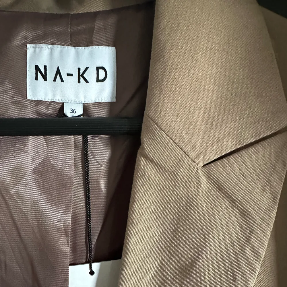 Kavaj från NA-KD, Aldrig använd🤍 normal i storlek🌷. Kostymer.