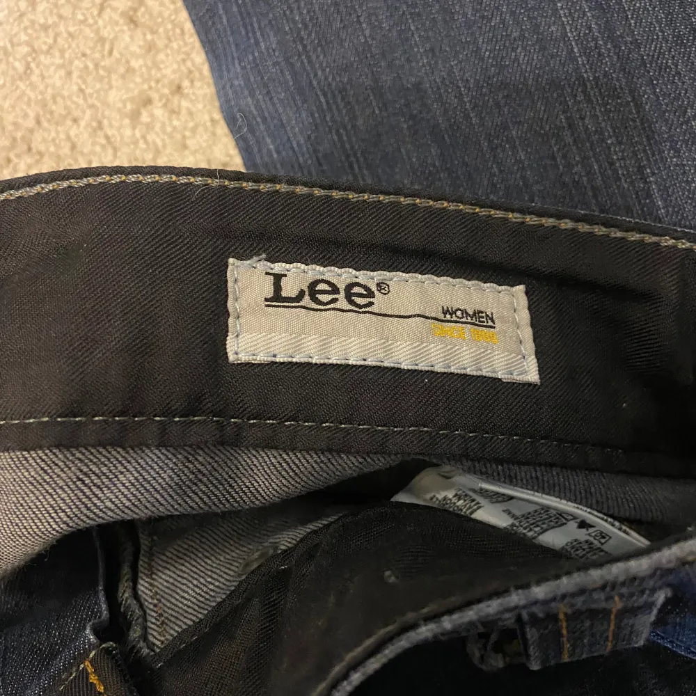 Lågmidjade Lee jeans i en mörk tvätt med coola fickor där bak, för små för mig tyvärr. Jeans & Byxor.