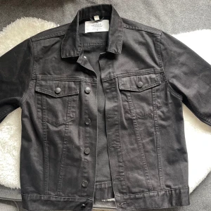 Svart jeansjacka - Nästan nyskick endast använd runt 10 gånger då den var för liten för mig.