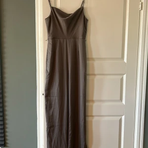 Byxdress  - Underbar byxdress från Hm i grått silkesaktigt material 