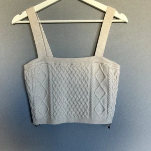 Linne - Oanvänt linne ifrån H&M. Kom privat för fler bilder eller om du har några frågor. Priset går att diskuteras. (Lägger upp igen)