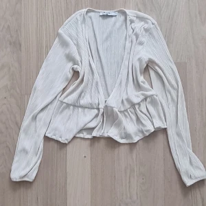 Snygg kofta/blus - Snygg creme färgad blus med bra passform 