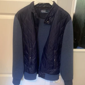 Ralph Lauren Cardigan  - Säljer denna asfeta Ralph lauren cardiganen i 10/10 skick då den inte längre passar mig. Köpt för 1799.  Vid frågor skriv. 