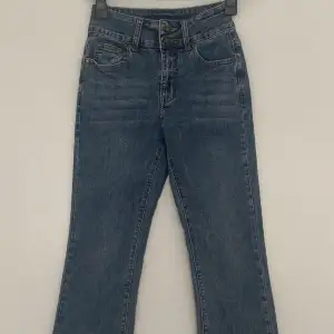 Flare Jeans, storlek XS-S, 55% cotton, bra kvalitet med stretch, hög midja , 102 cm (Dm för mer information)!!!