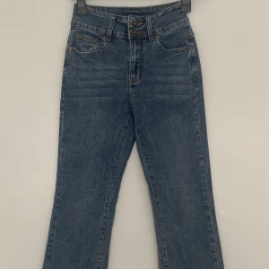 Flare Jeans - Flare Jeans, storlek XS-S, 55% cotton, bra kvalitet med stretch, hög midja , 102 cm (Dm för mer information)!!!