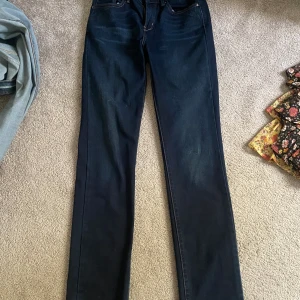 Lågmidjade jenas  - Super snygga utsvänga lågmidjade jeans i en super cool blå färg med snygga detaljer och är i ett mycket bra sick❤️