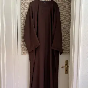 Säljer denna bruna abaya från Luudecollection. Storlek 60. Bra skick. Pris: 250 kr (köpt för 400 kr).