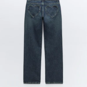 Jeans - Säljer mina jeans! Super söta med hjärtan på rumpan. Använd fåtal gånger och den är som i nyskick!! Säljer dom för 250kr + frakten
