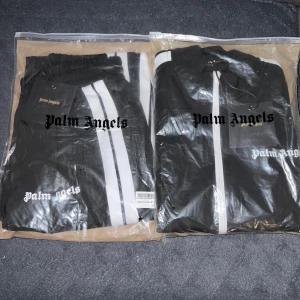 Palm angels  - Säljer min helt nya Palm angels set aldrig använd. Inga skador eller fläckar på den. Alla tags finns kvar inkludera påsen. Priset kan sänkas vid snabba affärer.