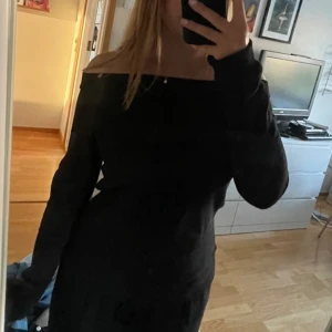 Off shoulder hoodie - En svart hoodie, offshoulder, om fler bilder behövs skriv till mig vid intresse💕