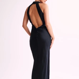 Svart långklänning - Jag säljer nu denna jättefina klänningen från Meshki. Jag köpte den till min studentskiva men den hann inte komma i tid, så nu säljer jag den här. Klänningen är i storlek M. Original pris 1000kr exkluderande frakt och tull, jag säljer för 700kr