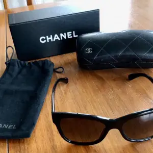 Svarta Chanel solglasögon använda 2-3 ggr så helt sim nya. Silver logga, nypris 3800kr