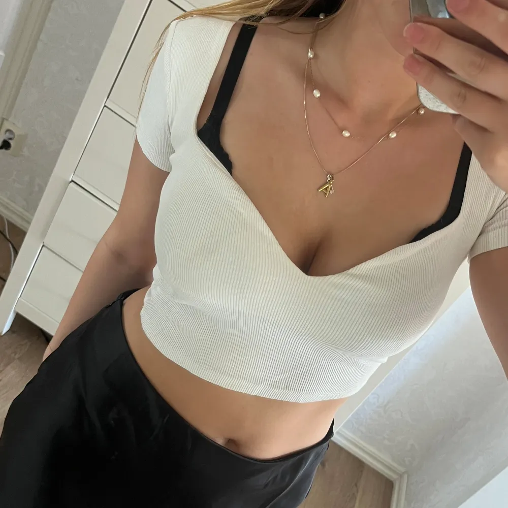 Hej, jag säljer en vit liten topp från zara i storlek M. Toppen är i ett fint sick utan defekter. Säljer pga att den tyvärr inte kommer till någon användning❣️Toppen är helt slutsåld på zara. Nypris:300kr. Yläosat.