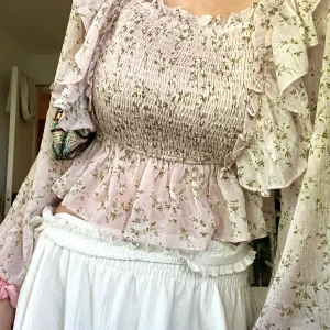 Gullig blus  - Sötaste blommiga blusen från Dress forum! Väldigt fint skick 🍾🥂perfekt inför sommaren och midsommar!  Storlek S 