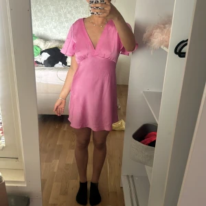 Rosa klänning  - jättefin rosa klänning, knappt använd