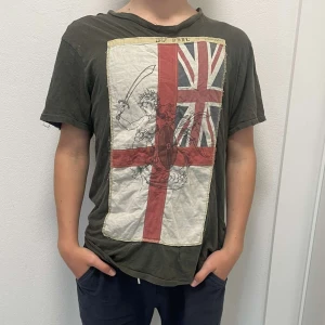 Demin&Supply Ralph Lauren tisha - Hej, säljer denna Demin & Supply Ralph Lauren tisha med ett snyggt tryck. Några små defekter men inga fläckar, tishan har tunt material och är därför perfekt nu i sommar. Storlek M, färgen är brun. Hör av er vid funderingar eller fler bilder!