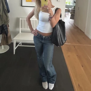 Low waist bootcut jeans - Superfina lågmidjade bootcut jeans ifrån miss sixty💙Riktigt fin färg och inga skador på jeansen! Storlek 27 och jag på bilden är 173 cm lång💙Hör av er för fler bilder, eller andra frågor💙