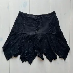 Jättecool kjol i spets! Aldrig använd av mig då den är för liten. Bra skick, det ända skavanken är störerna som ”rispats” upp men det är lätt att byta ut! 🌚
