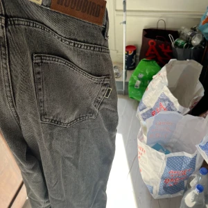 Woodbird Jeans - Säljer jeansen pga fel storlek. Snygga och oanvända jeans. Strl 31/30. Ny pris 1000 kr. Säljs för 599 kr med tanke på att dem är nya.