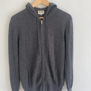Grå soft goat hoodie - Snygg zip hoodie från soft goat Skick 8/10 