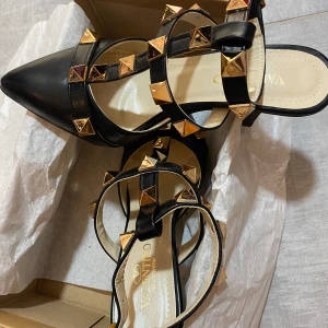 VLTN. ZARA. DESIGNSET - Valentino med remmar strl 38 1500 kr ZARA stövlett strl 40 (passar 39) topskick oanvänd 600 kr VIT DESIGN SET strl s. exklusiv silkebomull  