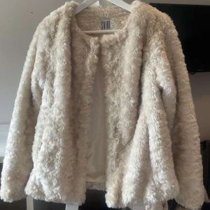 Fluffig jacka  - Säljer denna snygga jackan för att den inte längre kommer till användning🤍Jackan är inte lika vit som när den köptes men annars helt defektfri!! Köpt på Sellpy. 