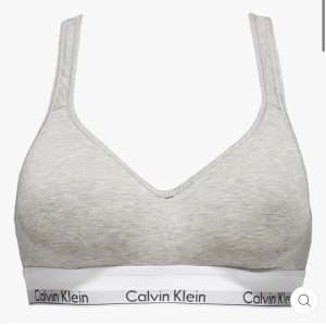 bh - säljer två helt oanvända calvin klein toppar, kostar ordinarie 500 styck. en grå och en svart. storlek S på båda, säljer för 350-400 styck då de är helt oanvända!💞