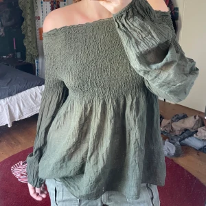 Grön topp - Söt grön topp! Fin passform, perfekt till sommaren🥰 bra skick. meddela vid funderingar 