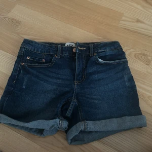 Säljer shortsen för 60kr. Priset kan diskuteras i privat. - Säljer shortsen för att jag använder aldrig dem.