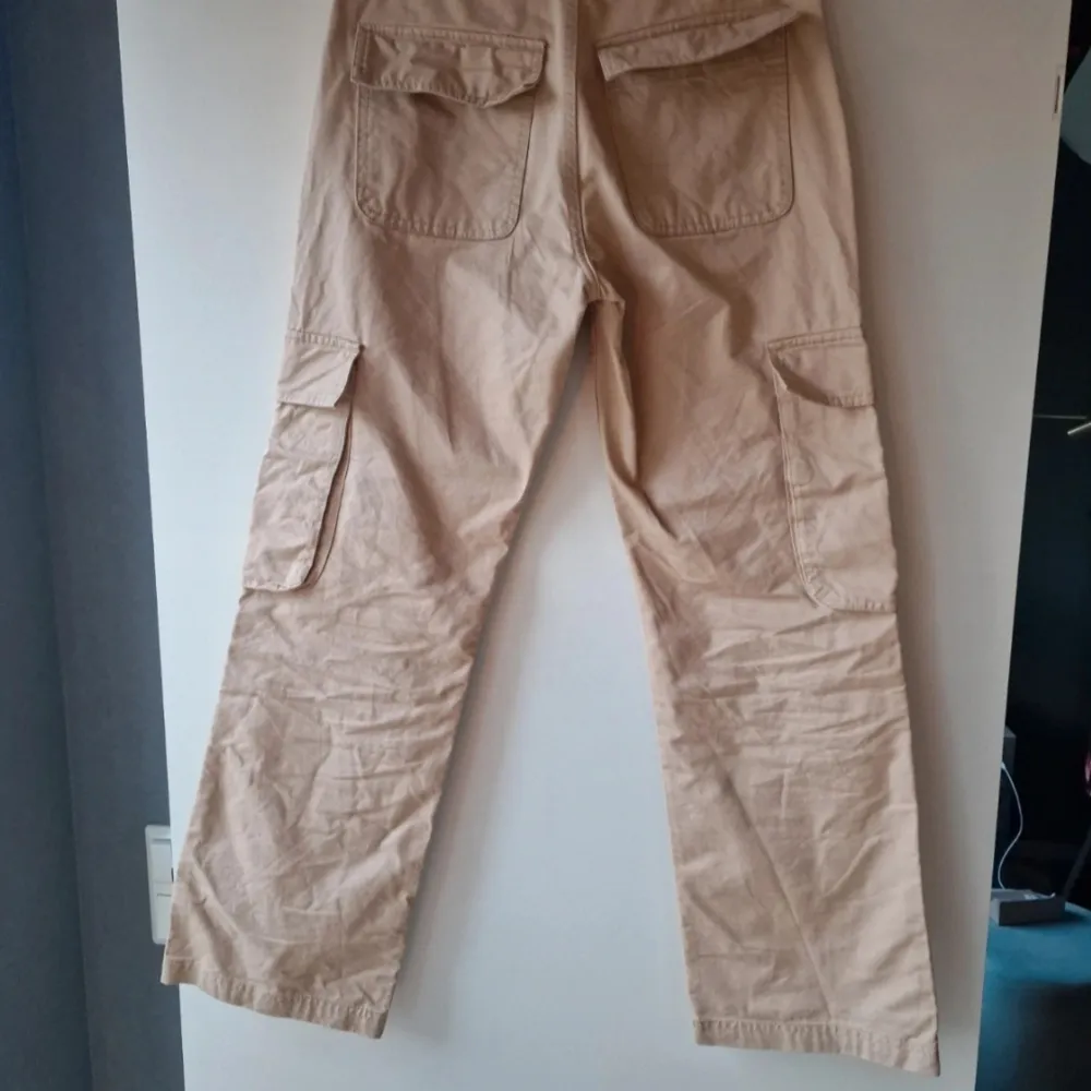 Jättefina cargo byxor i som en khaki/beige färg från Gina Tricot i storlek 36, knappt använda och säljs för att de inte kommer till användning. . Jeans & Byxor.